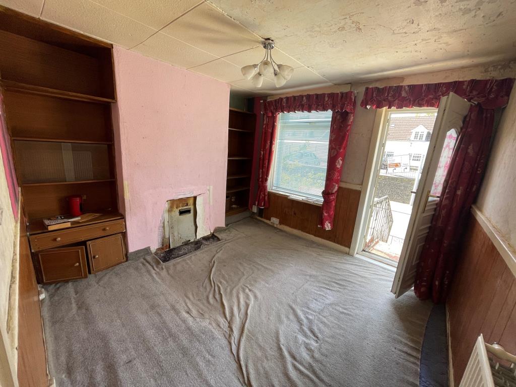 Lot: 95 - TWO-BEDROOM HOUSE FOR IMPROVEMENT - Living room looking out to London Road